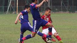 Kapten Timnas Indonesia U16, Egi Maulana, berebut bola dengan pemain Jepang U16 saat ujicoba di Lapangan Padepokan Voli Indonesia di Sentul, Bogor, Jawa Barat. Selasa (15/4). 
