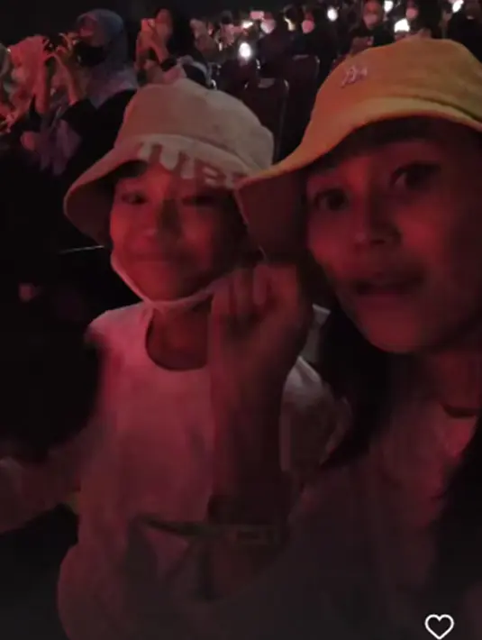 Keseruan Ayu Ting Ting dan Bilqis saat menonton Stray Kids ini juga terlihat dalam Instagram Stories. Keduanya juga asyik ikut bernyanyi saat para member tampil. (Liputan6.com/IG/@ayutingting92)