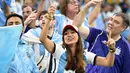 Seorang fans wanita Argentina bersorak di tribun sebelum pertandingan semifinal Piala Dunia Qatar 2022 antara Argentina dan Kroasia di Stadion Lusail di Lusail, utara Doha, Rabu (14/12/2022). (AFP/Juan Mabromata)