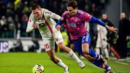 Pemain Monza Valentin Antov (kiri) berebut bola dengan pemain Juventus Federico Chiesa (kanan) pada pertandingan sepak bola babak 16 besar Coppa Italia di Stadion Juventus, Turin, Italia, 19 Januari 2023. Juventus menang 2-1 atas Monza. (Marco Alpozzi/LaPresse via AP)