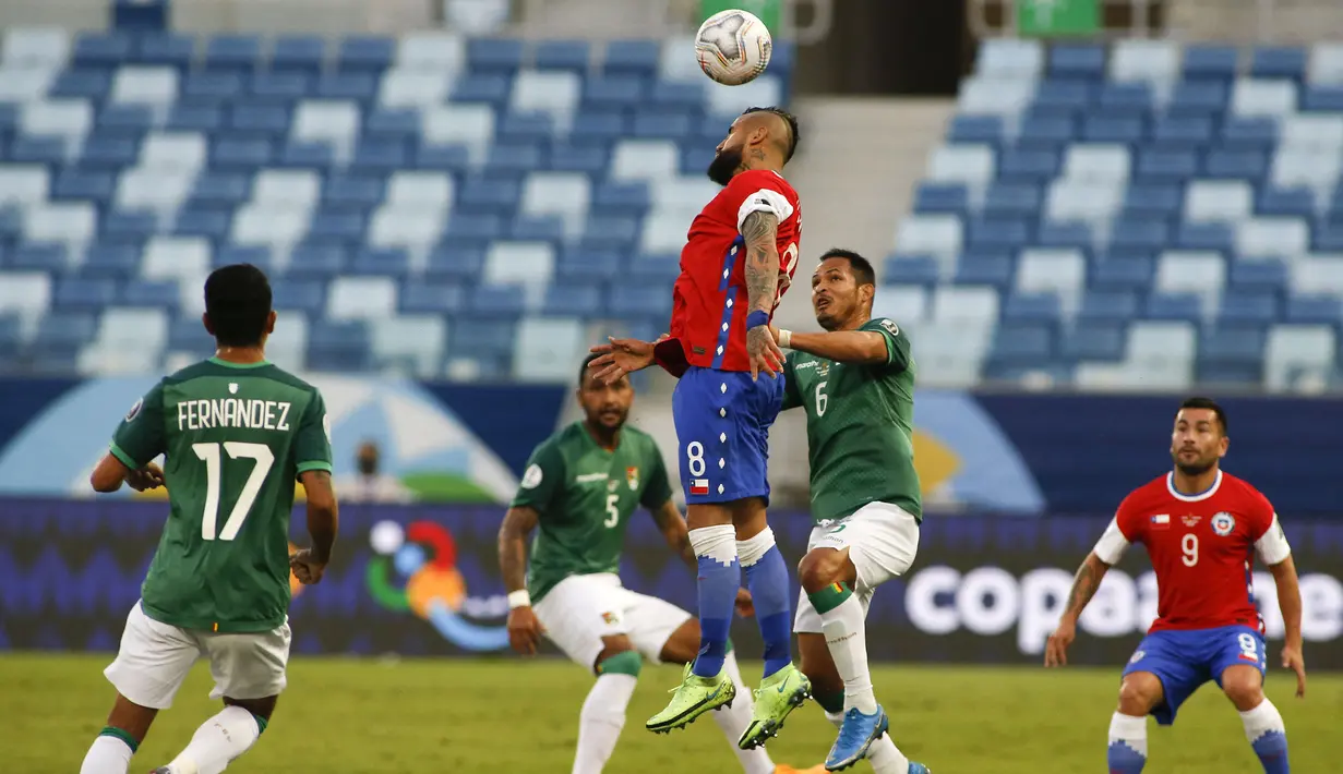 Dua menit sebelum turun minum, peluang emas Chile terjadi ketika Arturo Vidal menanduk bola mengarah ke tengah gawang Bolivia. Lagi-lagi Carlos Lampe melakukan penyelamatan dengan menepis bolanya. Skor 1-0 bertahan hingga jeda. (Foto: AFP/Silvio Avila)