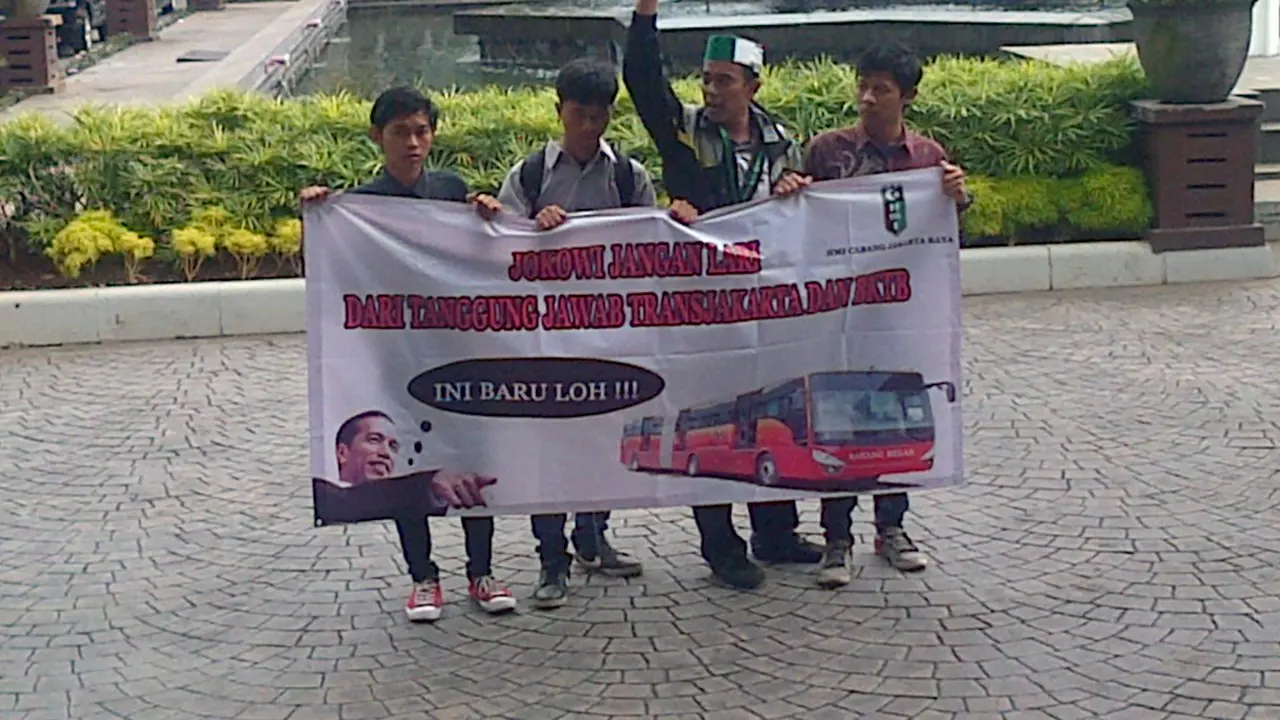 Demo di depan balaikota DKI Jakarta