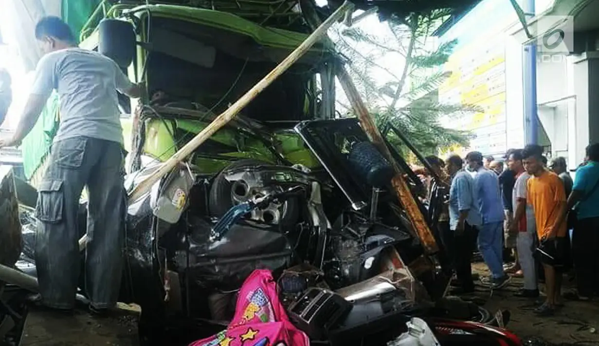 Warga berkerumun saat truk tronton menabrak sejumlah kendaraan di depan RSU Muhammadiyah Siti Aminah Bumiayu, Brebes, Jawa Tengah, Senin (10/12). Para korban dibawa ke rumah sakit dan puskesmas terdekat. (Liputan6.com/Fajar Eko Nugroho)