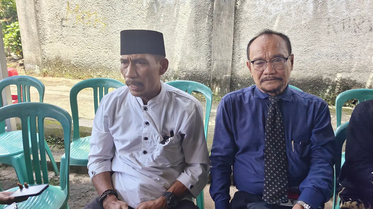 Tatang Bangor (baju putih) menjelaskan duduk perkara soal pemulangan amplop usai Pemilihan LPM yang sempat viral di Kota Depok. (Liputan6.com/Dicky Agung Prihanto)
