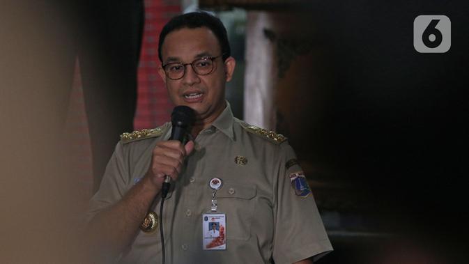 Gubernur DKI Jakarta Anies Baswedan usai memenuhi undangan klarifikasi di Polda Metro Jaya, Jakarta, Selasa (17/11/2020). Anies memenuhi panggilan Polda Metro Jaya untuk dimintai klarifikasi terkait kerumunan massa di rumah Rizieq Shihab pada masa PSBB transisi. (Liputan6.com/Herman Zakharia)
