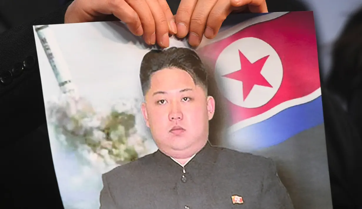 Foto Korea Utara Kim Jong-Un dirobek oleh warganya yang membelot saat konferensi pers di Majelis Nasional di Seoul (24/1). (AFP Photo/Jung Yeon-Je)