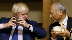 Walikota London Boris Johnson (kiri) saat menikmati teh yang disuguhkan dalam perjamuan teh di Kuil Meiji, Tokyo, Rabu (14/10/2015). Johnson berada di jepang untuk menjalin kerja sama di bidang perdagangan dan budaya. (REUTERS/Issei Kato)