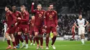 Pemain belakang AS Roma, Mats Hummels (15) melakukan selebrasi setelah mencetak gol kedua pada laga kelima League Phase Liga Europa 2024/2025 melawan Tottenham Hotspur di Tottenham Hotspur Stadium, London, Inggris, pada Kamis 28 November 2024 atau Jumat (29/11/2024) dini hari WIB. (JUSTIN TALLIS/AFP)