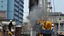 Suasana pemasangan turap di sepanjang kali ciliwung, Jakarta, Rabu (3/9/14). (Liputan6.com/Miftahul Hayat)