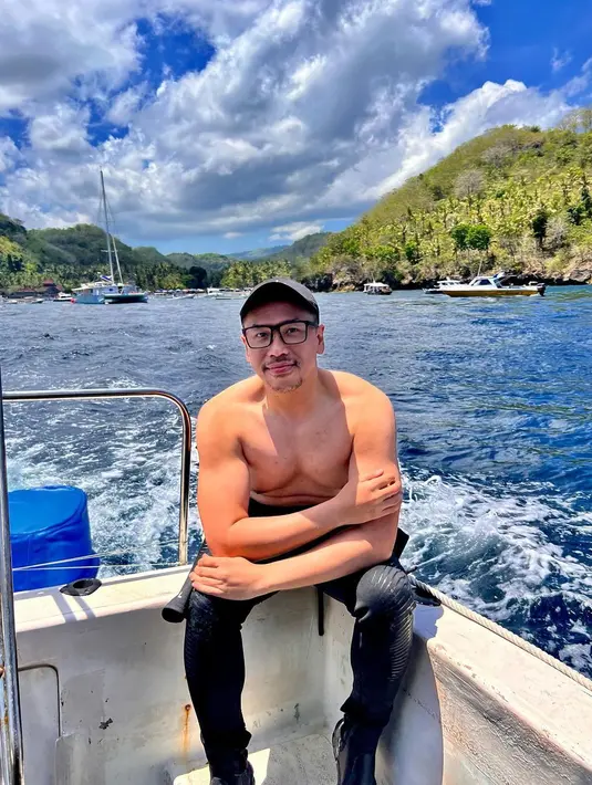 Persiapan Sammy Simorangkir untuk terjun ke dalam air. Biarkan badannya kena angin laut lebih dulu. (Foto: Instagram/@sammysimorangkir)