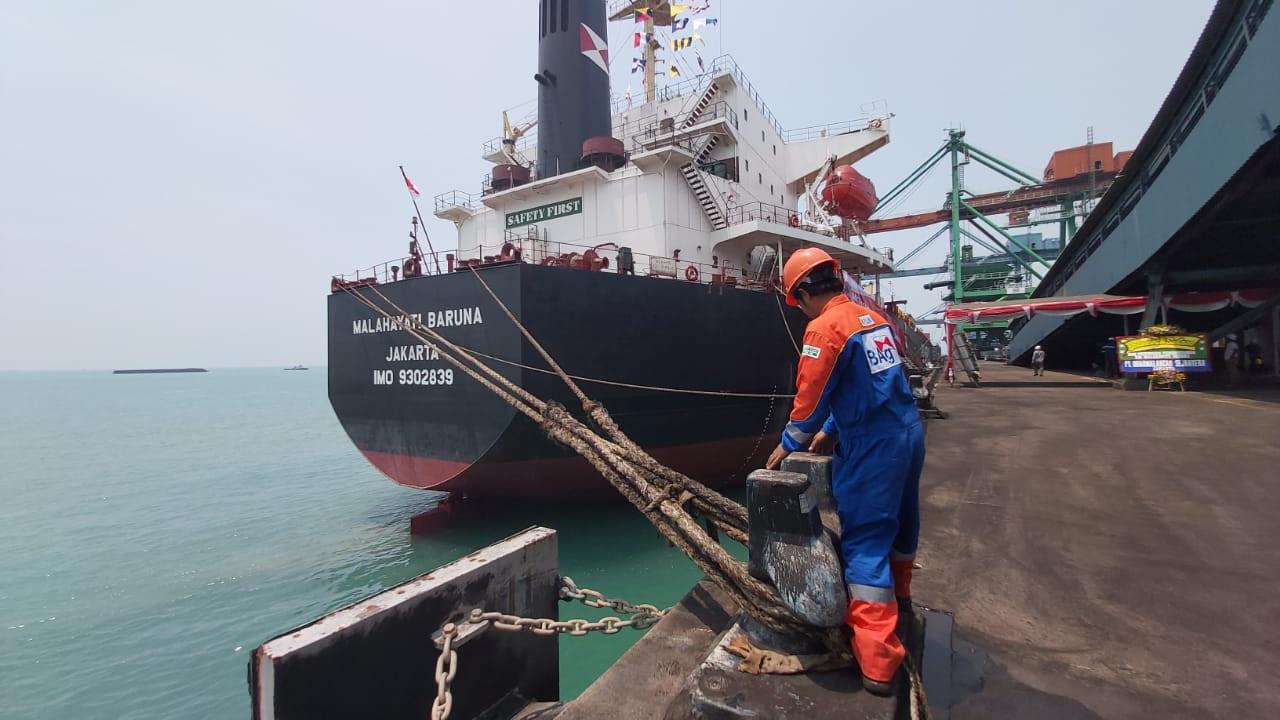 PT PLN (Persero) mengoperasikan kapal KM Malahayati Baruna.