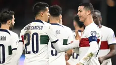 Setelah dipastikan lolos ke Putaran Final Euro 2024, Timnas Portugal melakukan beberapa perubahan susunan pemain saat meladeni tuan rumah Liechtenstein pada laga lanjutan Grup J Kualifikasi Euro 2024 di Rheinpark Stadium, Vaduz, Jumat (17/11/2023) dini hari WIB. Hasilnya, Cristiano Ronaldo dkk masih terlalu perkasa dan menyudahi laga dengan keunggulan 2-0. Kedua gol tim asuhan Roberto Martinez masing-masing dicetak oleh Cristiano Ronaldo pada menit ke-47 dan Joao Cancelo sepuluh menit kemudian. Bagi CR-7, tambahan satu gol membuatnya telah mengoleksi total 128 gol bagi Timnas Portugal sepanjang kariernya. (AFP/Sebastien Bozon)