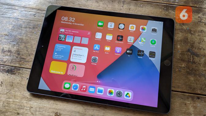 iPad 8th Gen memiliki layar Retina Display berukuran 10,2 inci. (Liputan6.com/ Yuslianson)