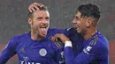 Pemain Leicester City Jamie Vardy (kiri) bersama Ayoze Perez merayakan golnya ke gawang Southampton pada laga Liga Inggris di Stadion St Mary, Southampton, Inggris, Jumat (25/10/2019). Leicester City membantai Southampton 9-0. (AP Photo/Alastair Grant)