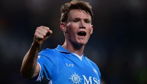 Gelandang Napoli asal Skotlandia #08, Scott McTominay, merayakan kemenangannya setelah memenangkan pertandingan sepak bola Serie A Italia Torino vs Napoli di "Stadio Grande Torino" di Turin pada tanggal 1 Desember 2024. (MARCO BERTORELLO/AFP)