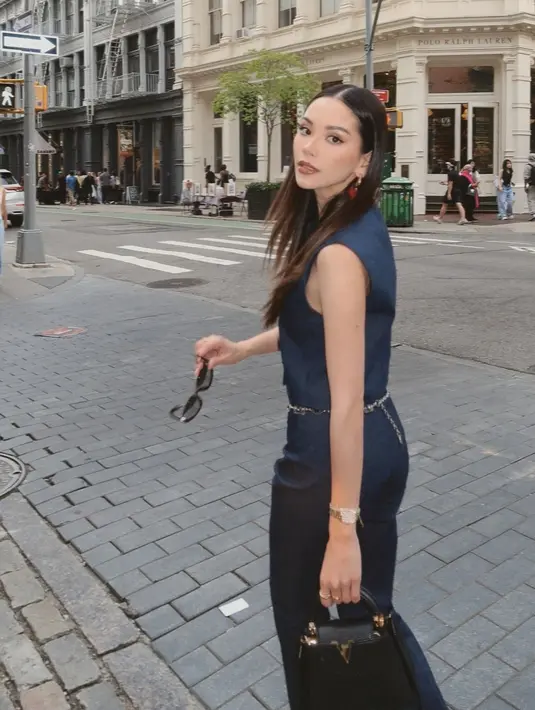 Ia kerap memilih pakaian dengan potongan sederhana, namun berkualitas tinggi, seperti blazer, celana panjang lurus, blus, hingga kemeja oversized. [@alyssadaguise]