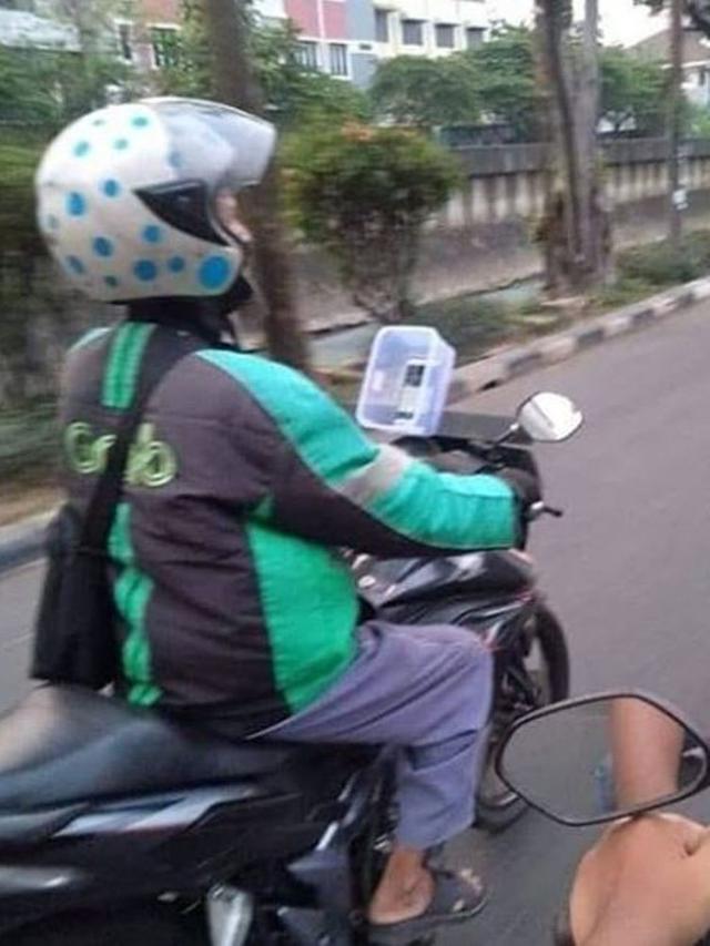 Bikin Tepuk Jidat, 7 Kelakuan Absurd Orang Saat Naik Motor