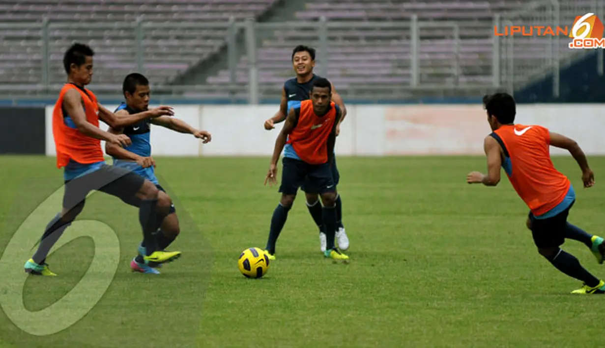 Tantan (kedua dari kiri) berusaha menembus kepungan pemain berompi pada latihan (Liputan6.com/Helmi Fithriansyah)
