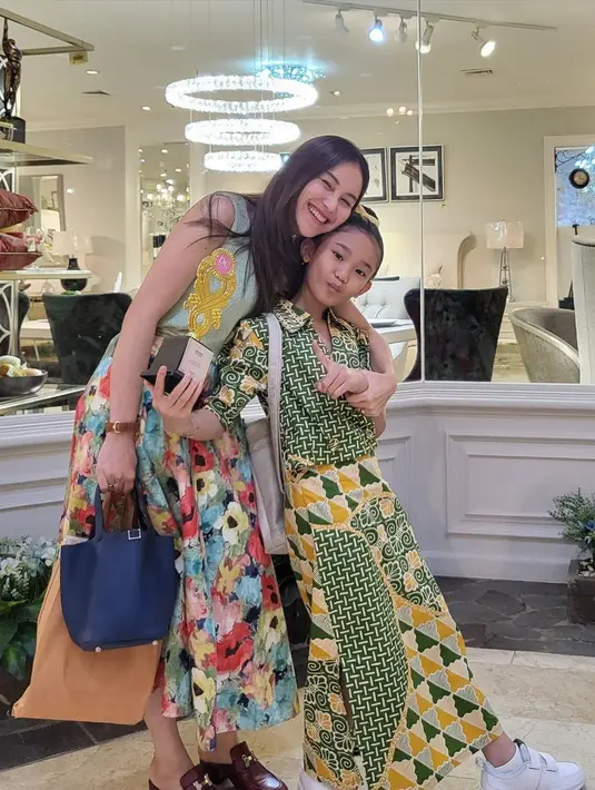 Selama ini, penyanyi kelahiran Depok, Jawa Barat itu tak mengetahui kemampuan putrinya bermain piano. Ayu juga mengaku deg-degan menyaksikan putrinya unjuk kebolehan bermain piano. [Instagram/ayutingting92]