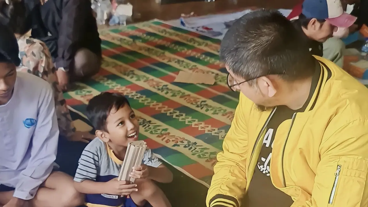 Pengurus DPD Golkar Jakarta Utara (Jakut) membantu dan melayani korban terdampak yang mengungsi di kantor DPD