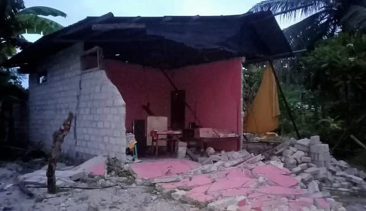 Sebuah rumah yang rusak setelah gempa melanda kepulauan Tanimbar di Maluku (10/1/2023). Gempa dengan magnitudo (M) 7,6 berlangsung pada Selasa (10/1/2023), 00.47 WIB atau 02.47 waktu setempat. (Photo by Handout / BNPB / AFP)
