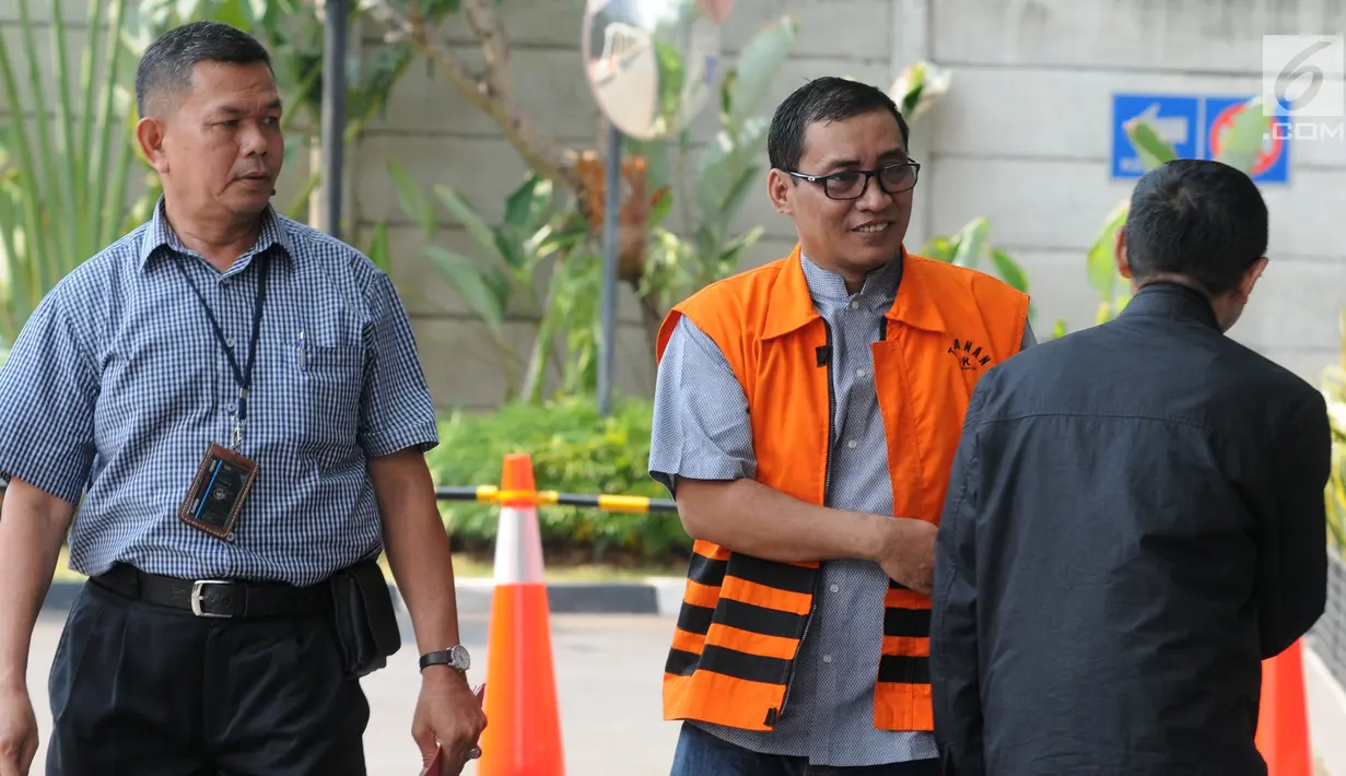 Bupati Tulungagung nonaktif Syahri Mulyo (tengah) tiba di Gedung KPK, Jakarta, Selasa (2/10). Syahri diperiksa sebagai tersangka terkait proyek pembangunan infrastruktur di wilayah Kabupaten Tulungagung. (Merdeka.com/Dwi Narwoko)