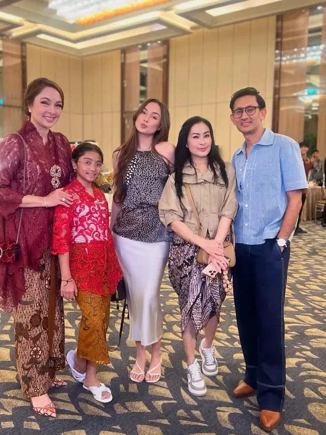 Publik Figure Kenakan Wastra Nusantara saat Hadir Ulang Tahun Mewah Ria Ricis dan Moana. [@mulanisanjay]