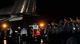 Dua jenazah korban pesawat AirAsia QZ-8501 tiba di Lanud TNI AL Juanda, Surabaya, Kamis malam (1/1/2015). Beberapa anggota TNI bersiaga mengamankan proses pemindahan jenazah korban. (Liputan6.com/Johan Tallo)