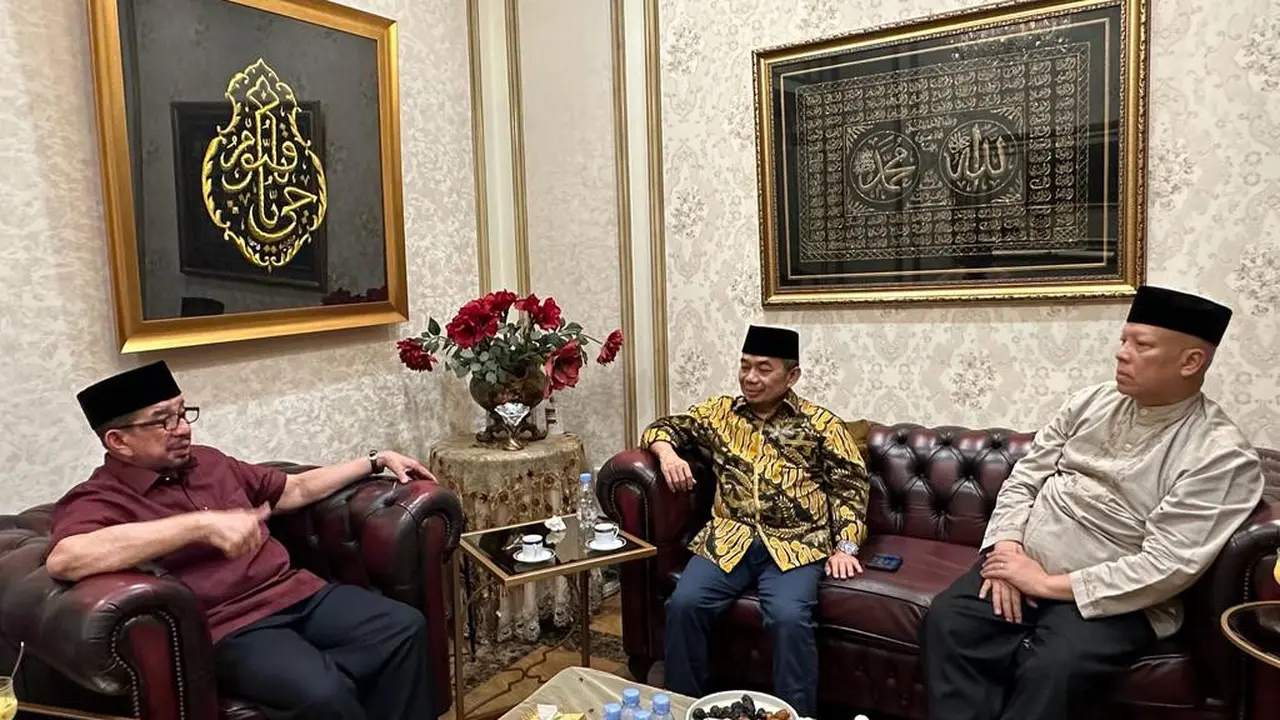 Partai Keadilan Sejahtera (PKS) kembali menerima Purnawirawan Jenderal bergabung ke partainya. Kali ini, Inspektur Jenderal Purnawirawan Polisi Muhammad Amhar Azeth menyatakan siap berjuang bersama PKS.