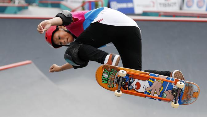 Atlet skateboard Jepang, Sakura Yosozumi, saat beraksi pada Asian Games di Jakabaring, Palembang, Rabu (30/8/2018). (AP/Vincent Thian)
