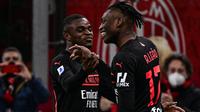 Bek AC Milan Prancis Pierre Kalulu (kiri) merayakan golnya dengan rekan setimya Rafael Leao dalam laga melawan Empoli pada pekan ke-29 Liga Italia di Stadion San Siro, Minggu (13/3/2022) dini hari WIB. (Miguel MEDINA / AFP)