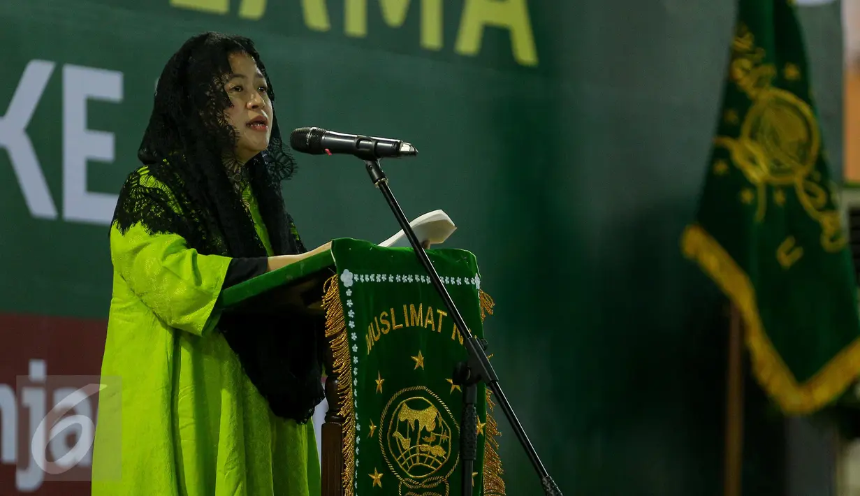 Menko PMK Puan Maharani memberi pidato saat acara pelantikan pengurus pimpinan pusat Muslimat Nahdlatul Ulama dan peringatan Harlah Muslimat NU yang Ke 71 di Masjid Istiqlal, Jakarta, Selasa (28/3). (Liputan6.com/Faizal Fanani)