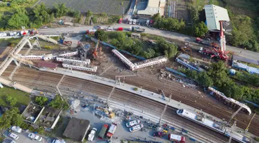 Pemandangan kereta api Puyuma Express yang tergelincir di daerah Yilan, Taiwan, Senin (22/10). Kereta penumpang tersebut dilaporkan tergelincir pada Minggu 21 Oktober 2018. (Daniel Shih/AFP)