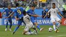 Gelandang Brasil, Philippe Coutinho, melepaskan tendangan ke gawang Kosta Rika pada laga Piala Dunia di Stadion Saint-Petersburg, Jumat (22/6/2018). Brasil menang 2-0 atas Kosta Rika. (AP/Dmitri Lovetsky)