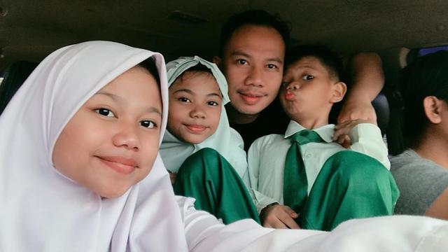 Tulis Pesan Menyentuh Buat Anak, Ini 6 Momen Manis Vicky dengan Ketiga Buah Hatinya