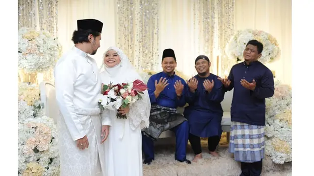 6 Pemotretan Anak Bungsu dengan 3 Kakak Laki-Lakinya di Pernikahan Ini Kocak