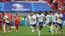 Pemain timnas Inggris merayakan kemenangan di akhir adu penalti saat pertandingan perempat final UEFA Euro 2024 melawan Swiss di Duesseldorf Arena pada 6 Juli 2024. (Adrian DENNIS/AFP)