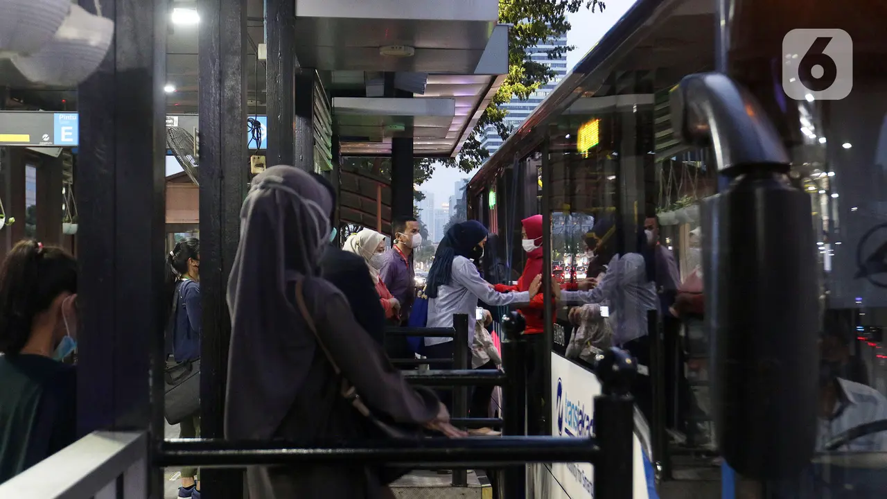 FOTO: PPKM Level 2, Kapasitas Angkut Penumpang Bus Transjakarta 100 Persen