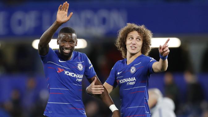 Pemain Chelsea, Antonio Rudiger dan David Luiz merayakan kemenagan atas  Bournemouth pada laga Piala Liga Inggris di Stadion Stamford Bridge, Kamis (20/12). Chelsea menang 1-0 atas Bournemouth. (AP/Alastair Grant)
