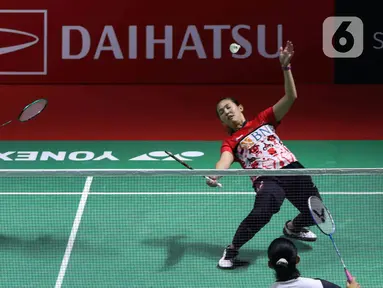 Pebulu tangkis ganda putri Indonesia Lanny Tia Mayasari/Ribka Sugiarto saat bertanding melawan ganda putri India Tanisha Crasto/Ashwini pada babak 16 besar Daihatsu Indonesia Masters 2023 di Istora Senayan, Jakarta, Kamis (26/1/2023). Pasangan Lanny/Ribka terhenti di babak 16 besar Indonesia Masters 2023 dengan skor 19-21, 21-18, dan 23-21. (Liputan6.com/Herman Zakharia)