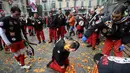 Sekelompok warga turut ambil bagian dalam perang jeruk yang diselenggarakan selama Karnaval Ivrea di Turin, Italia (16/2). (AFP PHOTO/Olivier MORIN)