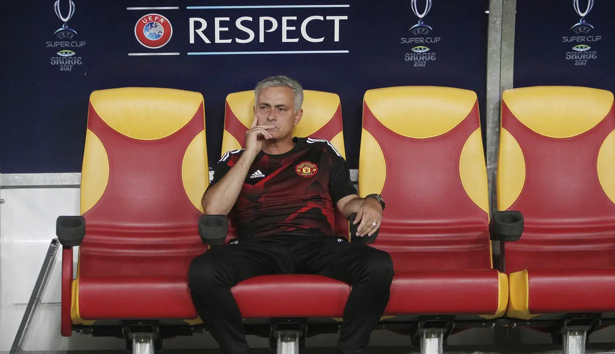Pelatih Manchester United, Jose Mourinho, tampak termenung usai gagal meraih trofi Piala Super Eropa 2017 di Stadion Philip II, Skopje, Selasa (8/8/2017). Manchester United takluk 1-2 dari Real Madrid. (AP/Boris Grdanoski)