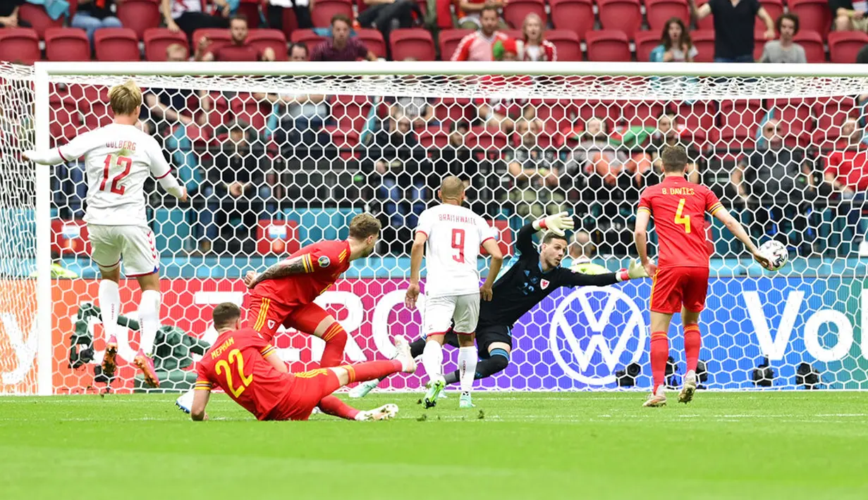 Pemain Denmark Kasper Dolberg (kiri) mencetak gol ke gawang Wales pada pertandingan babak 16 besar Euro 2020 di Johan Cruyff Arena, Amsterdam, Belanda, Sabtu (26/6/2021). Denmark menang 4-0. (Olaf Kraak/Pool via AP)