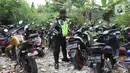Motor berknalpot bising ditahan sementara usai terjaring razia yang digelar Satlantas Polres Metro Depok di Jalan Margonda Raya, Depok, Kamis (18/3/2021). Puluhan motor berknalpot bising yang terjaring razia diwajibkan mengganti knalpot dan diberi sanksi tilang. (Liputan6.com/Helmi Fithriansyah)
