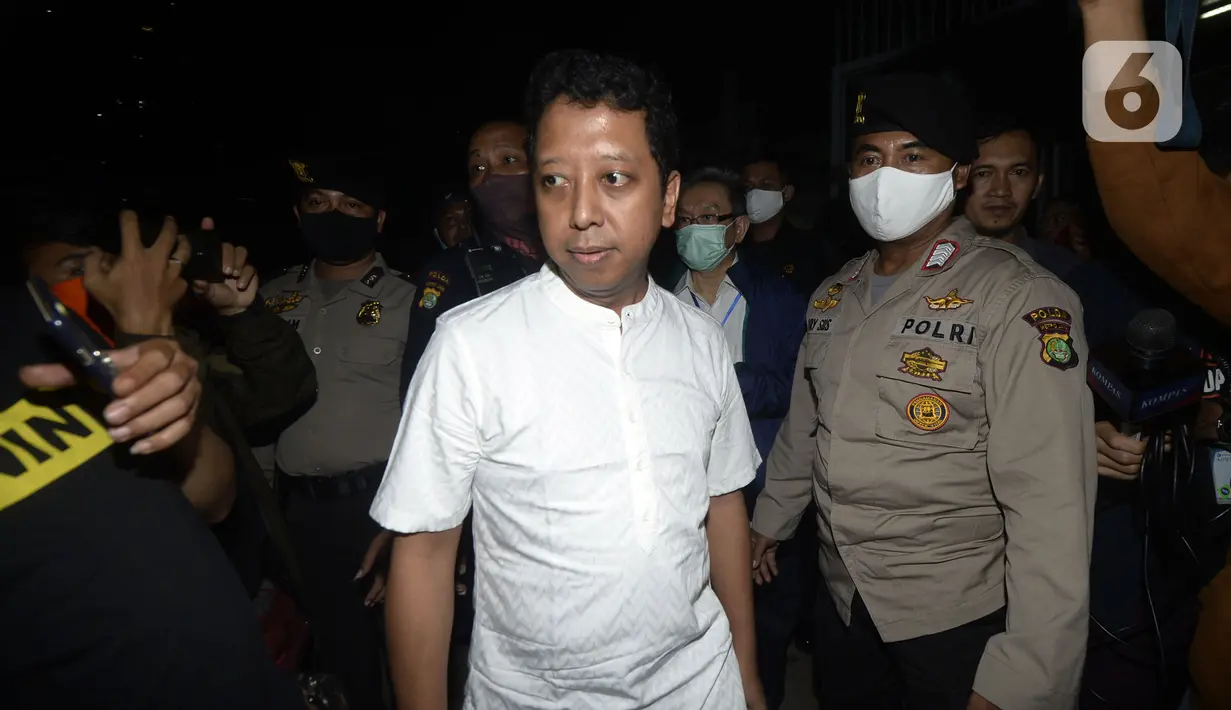 Mantan Ketua Umum PPP Muhammad Romahurmuziy atau Romy keluar dari Rumah Tahanan KPK di Jakarta, Rabu (29/4/2020). Romy bebas sesuai dengan vonis Pengadilan Tinggi DKI Jakarta yang menjatuhkan hukuman 1 tahun penjara, sementara KPK masih melakukan kasasi di Mahkamah Agung. (merdeka.com/Dwi Narwoko)
