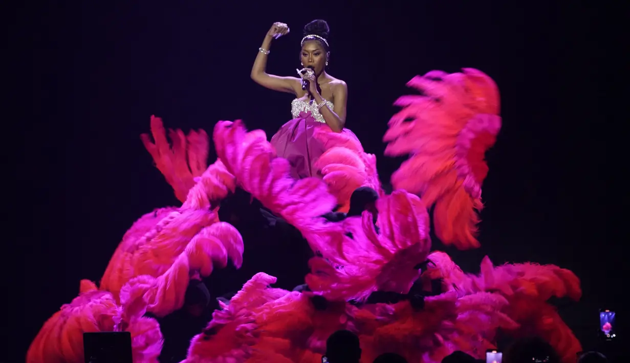 Muni Long tampil dalam BET Awards di Microsoft Theater, Los Angeles, Amerika Serikat, 26 Juni 2022. Muni Long memeriahkan BET Awards 2022 dengan menyanyikan sejumlah lagu dan penampilan menawan di atas panggung. (AP Photo/Chris Pizzello)