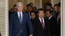 Wakil Presiden Jusuf Kalla saat menyambut Wakil Presiden Amerika Serikat (AS) Michael R. Pence untuk melakukan pertemuan bilateral di Istana Wakil Presiden, Jakarta, Kamis (20/4). (AP Photo/Achmad Ibrahim/Pool)