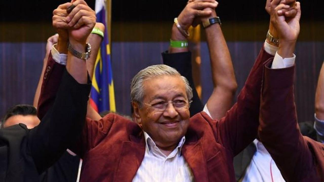 Mahathir Mohamad mencetak kemenangan bersejarah di Pemilu Malaysia 2018