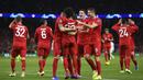 Para pemain Bayern Munchen merayakan gol yang dicetak Serge Gnabry ke gawang Tottenham pada laga Liga Champions di Stadion Tottenham, London, Selasa (1/10). Tottenham kalah 2-7 dari Munchen. (AFP/Daniel Leal-Olivas)