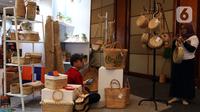 Pedagang kerajinan menunggu pembeli saat pameran UMKM Export BRILian Preneur 2019  di Jakarta Convention Center, Jakarta, Jumat (20/12/2019). UMKM Export BRILian Preneur 2019  berlangsung hingga 22 Desember. (Liputan6.com/Johan Tallo)
